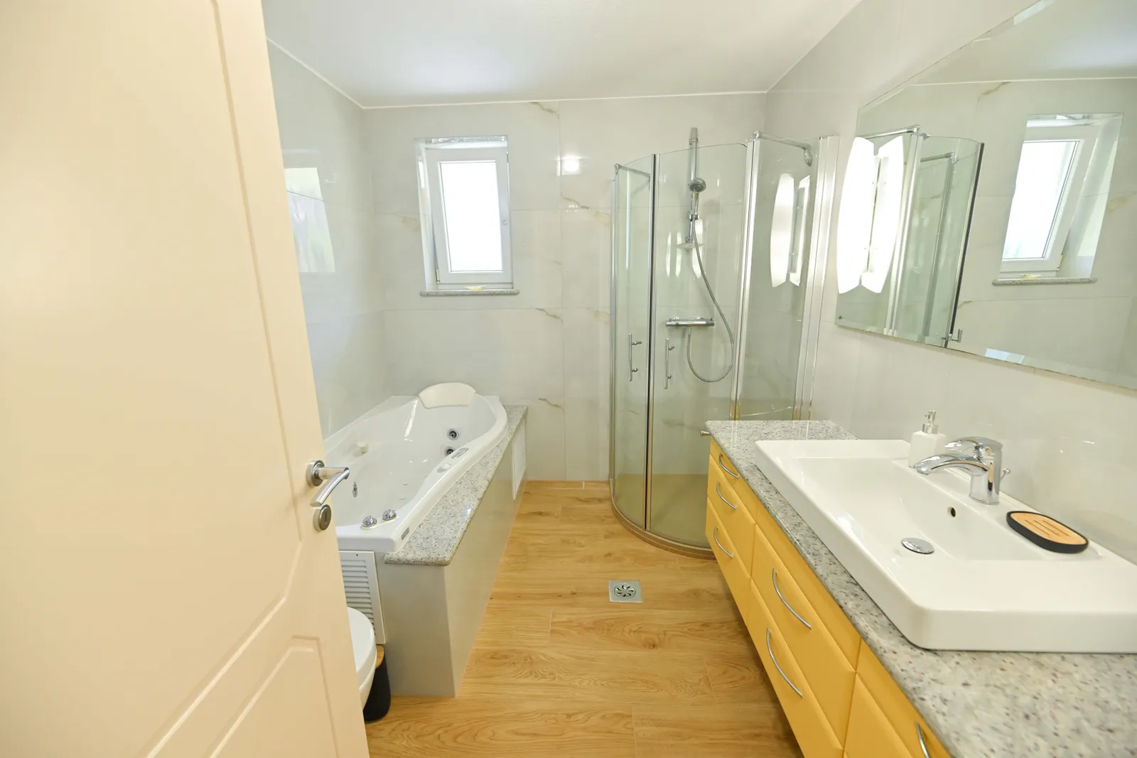 Second bathroom of apartment Ana