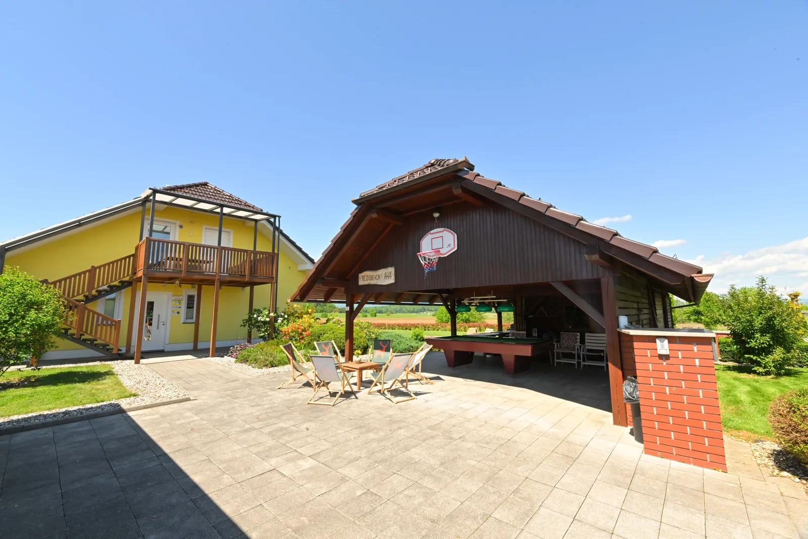 Covered area with barbecue and fireplace