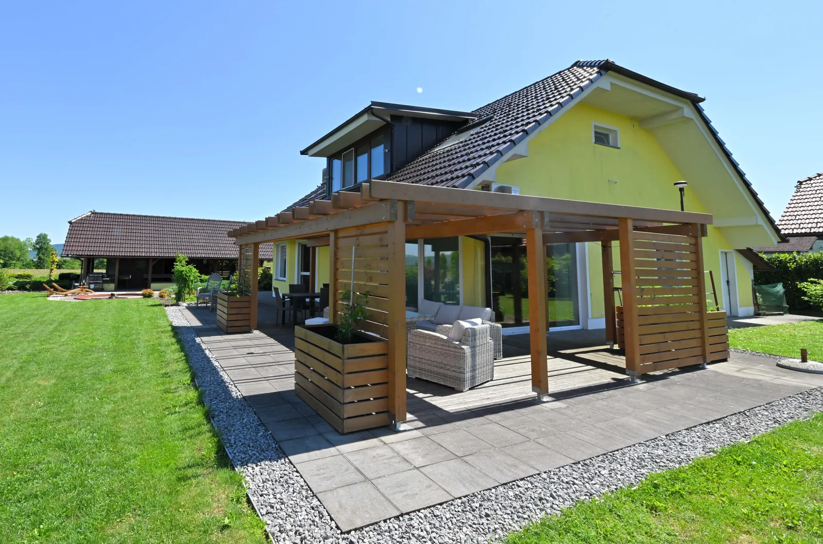 The residence with its pergola terrace