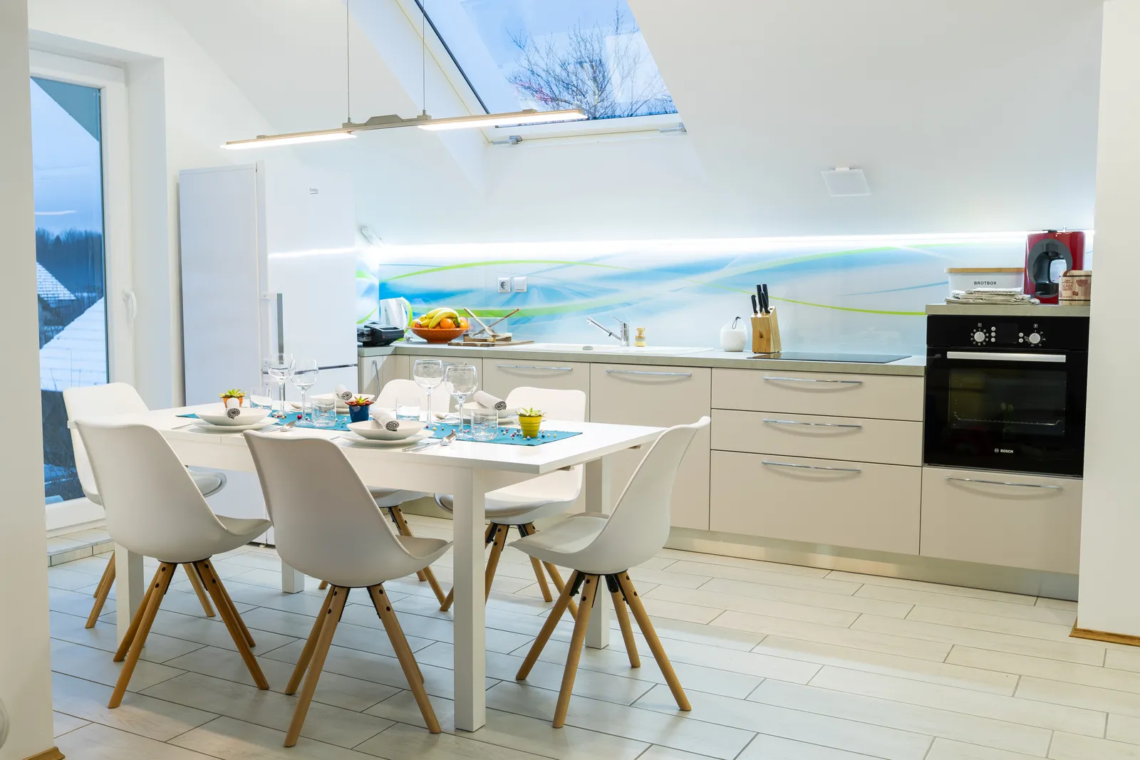 Kitchen with dining area in apartment Mia